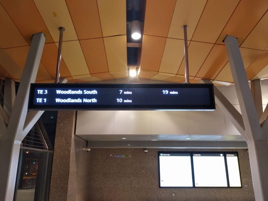 Tela da propaganda do shopping da placa de exposição do voo do aeroporto de P6 P8