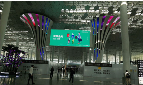 Tela da propaganda do shopping da placa de exposição do voo do aeroporto de P6 P8