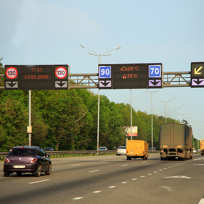 Sinal variável da mensagem do tráfego feito sob encomenda do diodo emissor de luz P25 para a estrada City Road