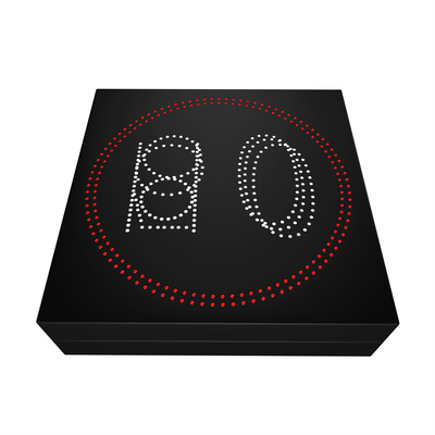 O limite de velocidade de controle remoto de VMS iluminou sinais de tráfego direcionais