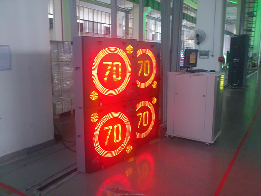 O limite de velocidade de controle remoto de VMS iluminou sinais de tráfego direcionais